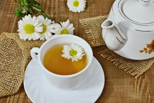 Chrysant kruidenthee in witte kop en theepot — Stockfoto