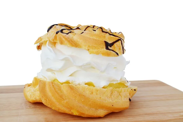 Cream puff med vaniljsås och vispad grädde isolerade — Stockfoto