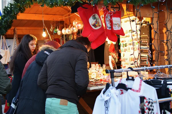 Karácsonyi vásárlás a hagyományos karácsonyi vásár — Stock Fotó