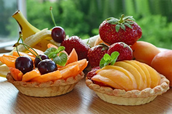 Fruchtkuchen, Mini-Körbe gefüllt mit frischen Früchten — Stockfoto