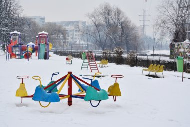 Karda boş çocuk oyun alanı.