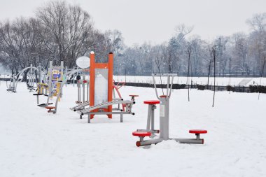 Açık havada karda boş fitness ekipmanları