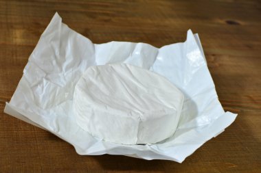 Yumuşak olgunlaşmış peynir beyaz kalıp (brie, camembert ile parçası)