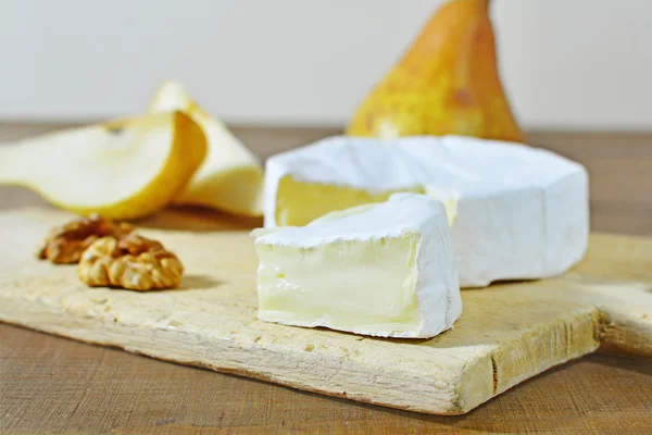 Queso Camembert con peras y nuez —  Fotos de Stock