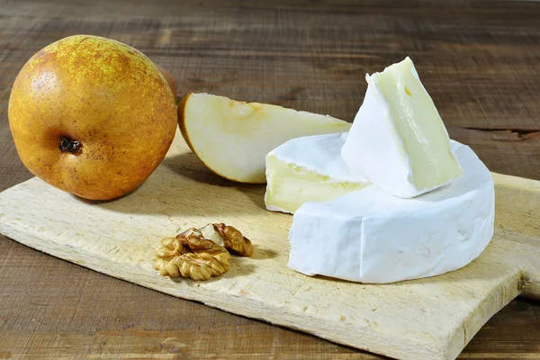 Queso Camembert con peras y nuez — Foto de Stock