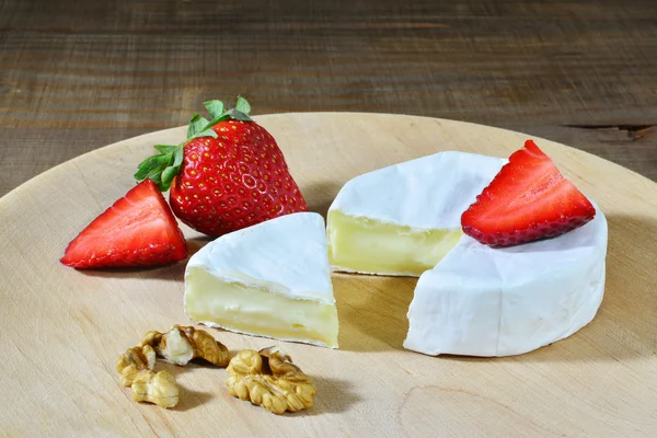 Queso blando Camembert con fresas sobre tabla de madera — Foto de Stock