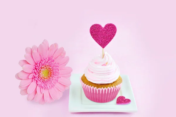 Tarjeta de felicitación rosa con magdalena, corazón rojo y margarita gerbera rosa . — Foto de Stock
