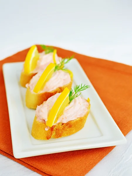 Taramasalata canape, piqûres de tartinade poisson-oeufs avec tranches de citron sur le pain — Photo