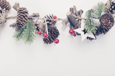 Noel arkaplanı süslemeler ve köknar konileri