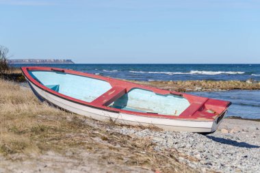 Sahildeki eski teknenin manzarası