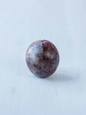 Beyaz arkaplanda taze mavi erik