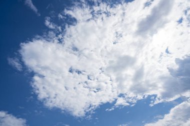 Yazın güneşli bir günde gökyüzünde bulutlar