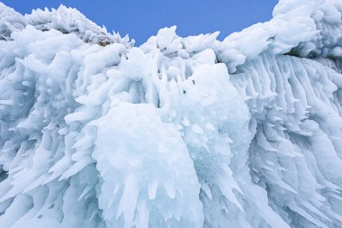 Mağaranın tavanından sarkan buz saçaklarının güzel silindirik şekillerinin bulanık görüntüsü.