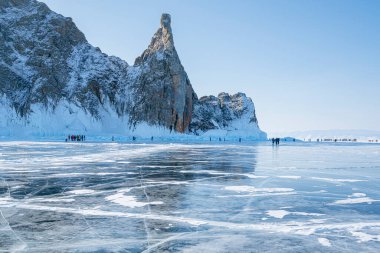 Baykal Gölü. Cape Khoboy 'daki ünlü doğa simgesi Deva Kayası (Virgin Rock)