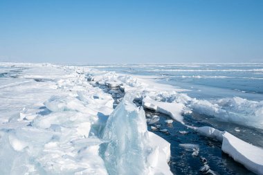 Kışın Baykal Gölü 'ndeki buzda büyük bir çatlak. Rusya Sibirya.