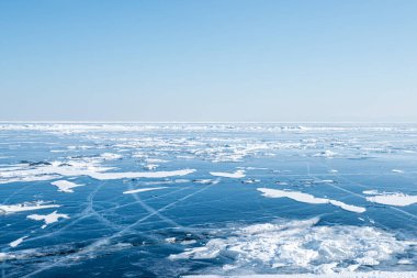 Kış Baykal Gölü 'nün buzdan manzarası. Kimse yok..