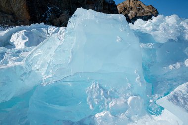 Kışın donmuş Baykal Gölü 'ndeki buz bloklarının açık hava manzarası.