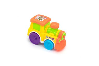 Renkli plastik tren, beyaz arkaplanda izole..