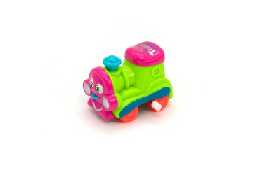 Renkli plastik tren, beyaz arkaplanda izole..