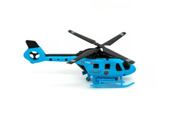 Plastik oyuncak helikopter beyaz arkaplanda izole edildi.