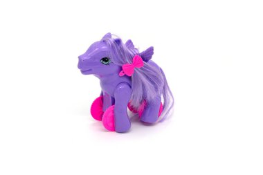 Plastik tek boynuzlu at oyuncağı. Beyaz arkaplanda izole.