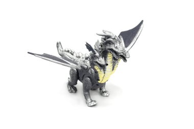 Beyaz arka planda izole edilmiş plastik ejderha oyuncağı.