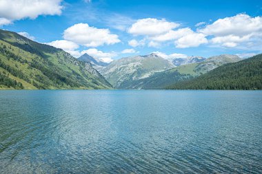 Katun 'un ulusal parkındaki Taimenye Gölü. Mountain Gölü. Altai, Sibirya, Rusya.
