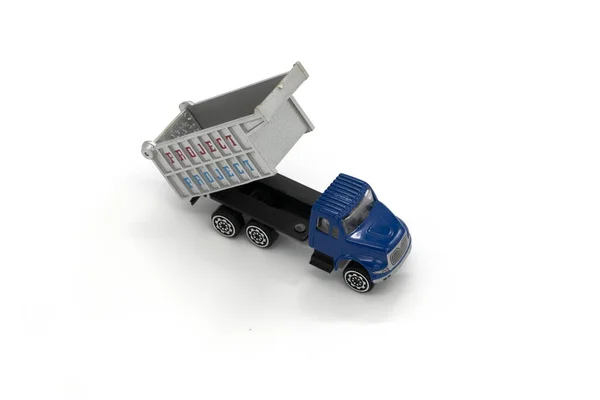 Model van speelgoed dumper truck geïsoleerd op wit. — Stockfoto