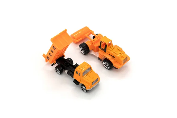 Pelle jaune et jouets de modèle de camion isolés sur fond blanc. — Photo