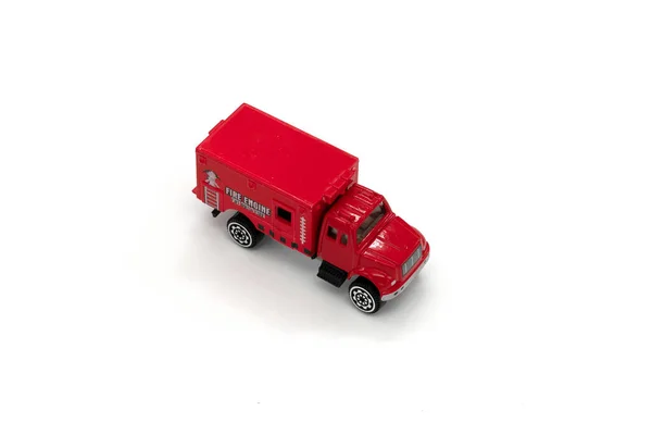 Brandweerauto speelgoed voor kinderen op geïsoleerde op witte achtergrond. — Stockfoto