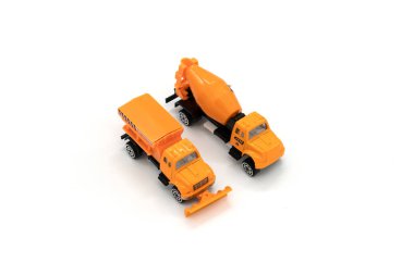 Buldozer ve çimento karıştırıcısı beyaza izole edildi.
