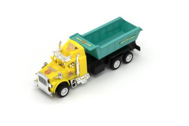 Çöp kamyonu oyuncağı beyaz arka planda izole edilmiş