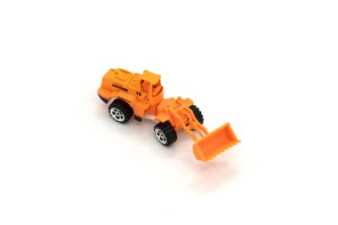 Buldozer oyuncağı beyaz arkaplanda izole edildi.