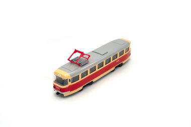 Oyuncak tramvayı beyaz arkaplanda izole edildi