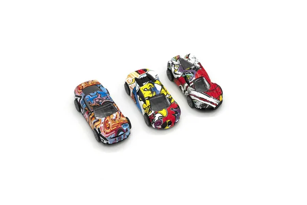 Beyaz arka planda izole edilmiş renkli oyuncak arabalar. — Stok fotoğraf