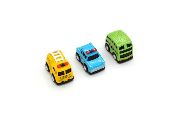 在白色背景上隔绝的五颜六色的玩具车. — 图库照片