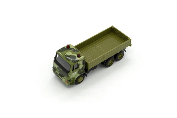 Грузовик с военными игрушками изолирован на белом фоне. — стоковое фото
