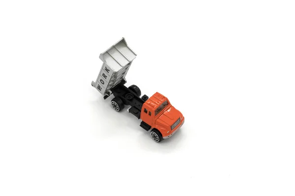 Model van speelgoed dumper truck geïsoleerd op wit. — Stockfoto