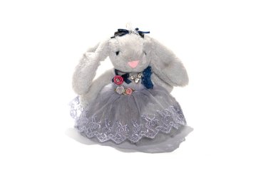 Doldurulmuş tavşan oyuncağı beyaz arka planda izole edilmiş