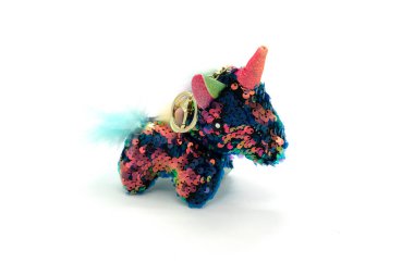 Tek boynuzlu atın pelüş oyuncağı. Beyaz arkaplanda izole