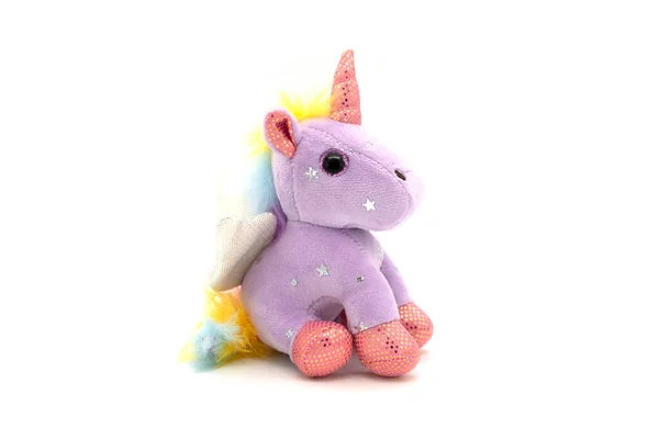 Juguete de peluche de unicornio morado. Aislado sobre fondo blanco — Foto de Stock