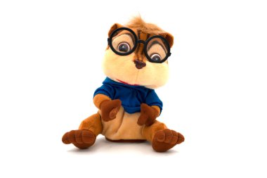 Kabarık sincap oyuncağı beyaza izole edilmiş.