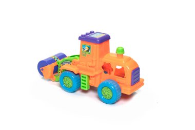 Oyuncak traktörü beyaz arkaplanda izole edildi.