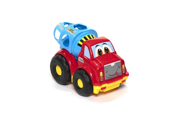 Brinquedo plástico colorido do caminhão do misturador do cimento isolado no fundo branco. — Fotografia de Stock