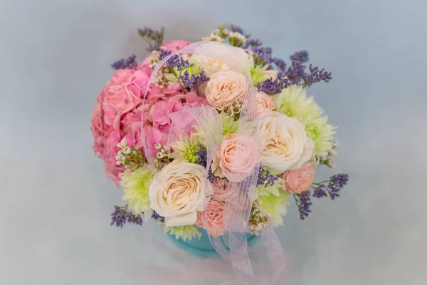 Virágcsokor Egy Kalapdobozban Fényes Háttérrel Fényes Csokor Finom Virágok — Stock Fotó