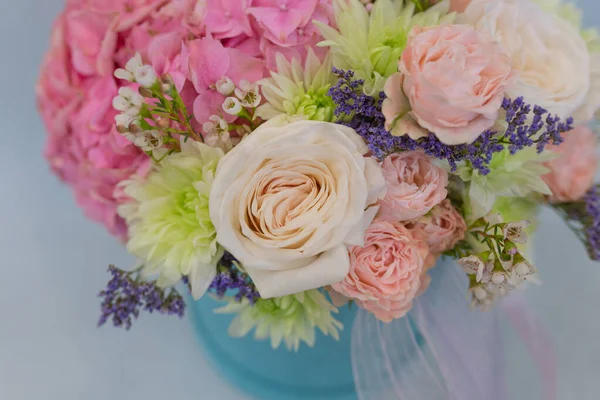 Arreglo Floral Una Caja Sombreros Sobre Fondo Claro Ramillete Flores — Foto de Stock