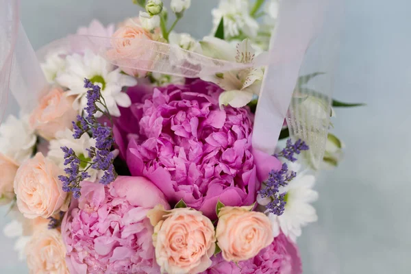 Arranjo Floral Peônias Delicadas Outras Flores Sobre Fundo Claro — Fotografia de Stock