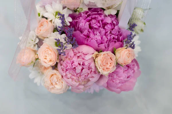 Florales Arrangement Aus Zarten Pfingstrosen Und Anderen Blumen Auf Hellem — Stockfoto