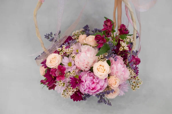 Florales Arrangement Aus Zarten Pfingstrosen Und Anderen Blumen Auf Hellem — Stockfoto