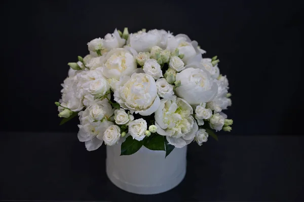 Белые Пионы Собранные Составе Свежие Натуральные Цветы Темном Фоне — стоковое фото
